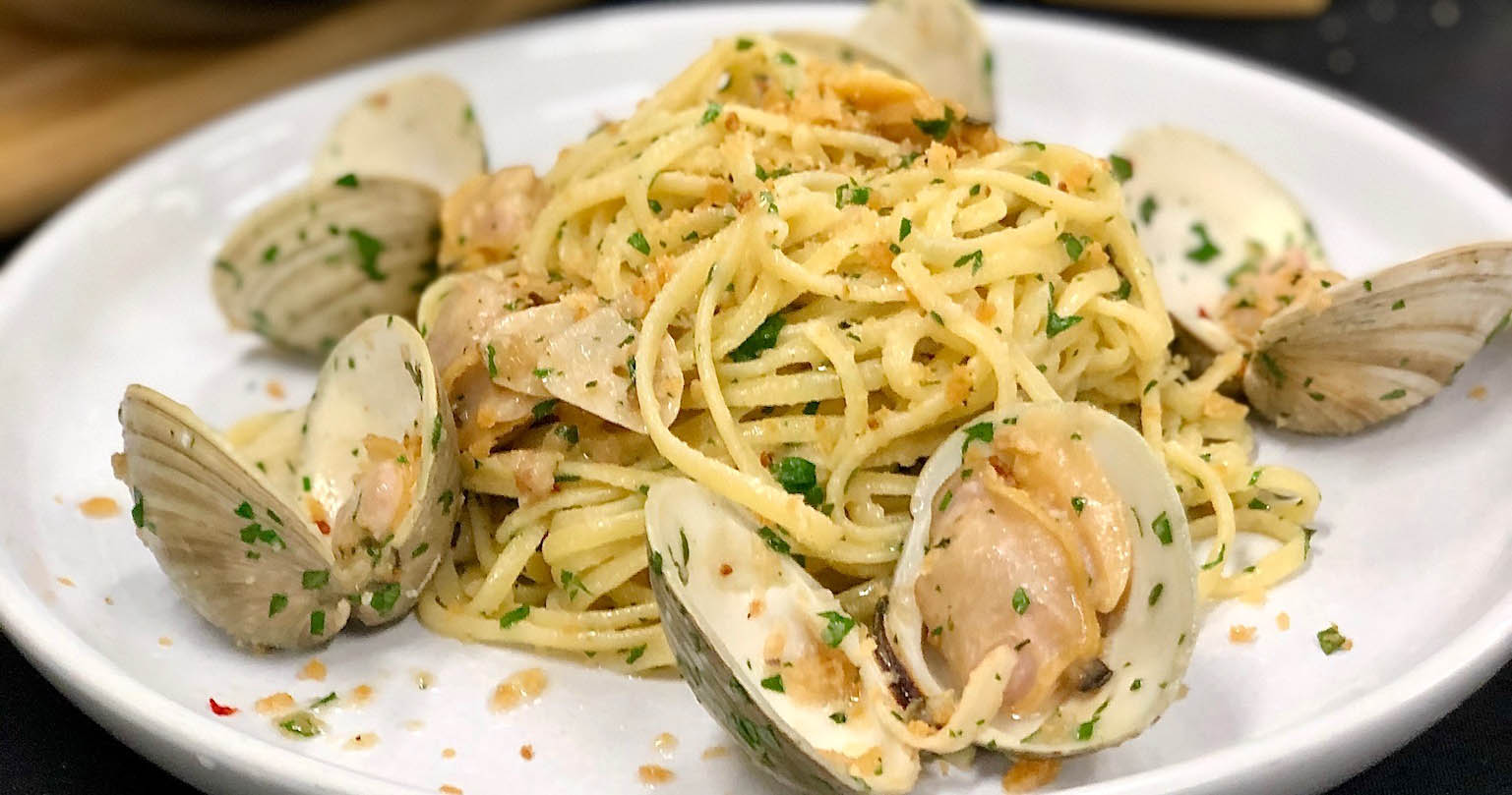 Linguini and clams on a plate